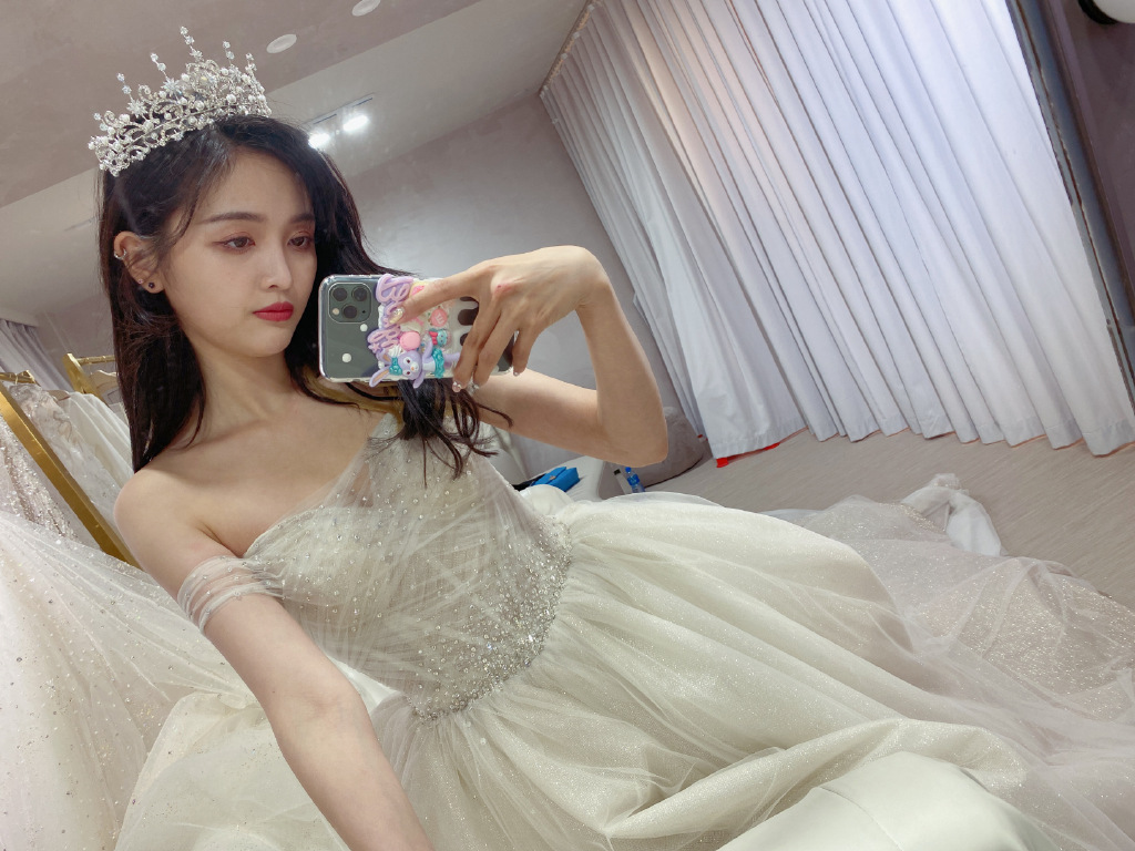 吴宣仪仙气婚纱裙后台自拍照图片811