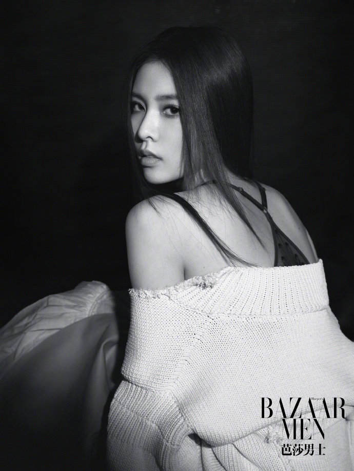 大陆 女 宋妍霏 > 宋妍霏心机美背杀写真图片(2/6)返回首页 电脑壁纸