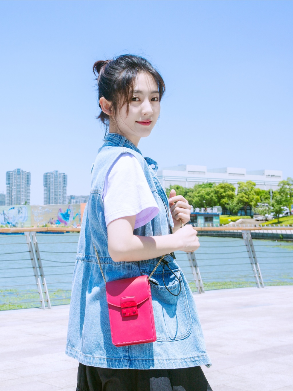 邢菲丸子头甜美自拍图片18