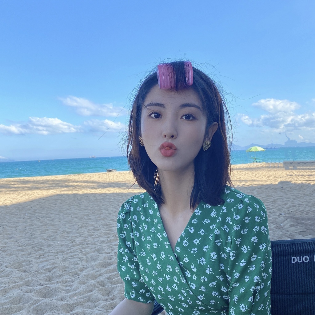 简介:邢菲丸子头甜美自拍图片,分享一组邢菲图片给大家,图中的明星