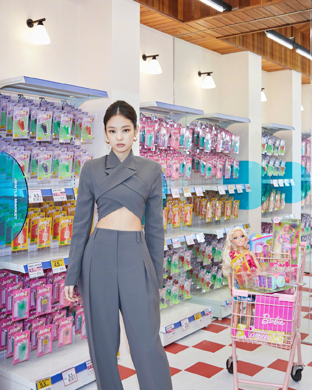 简介:jennie露背西装酷飒写真图片,分享一组金智妮(jennie)图片给大家