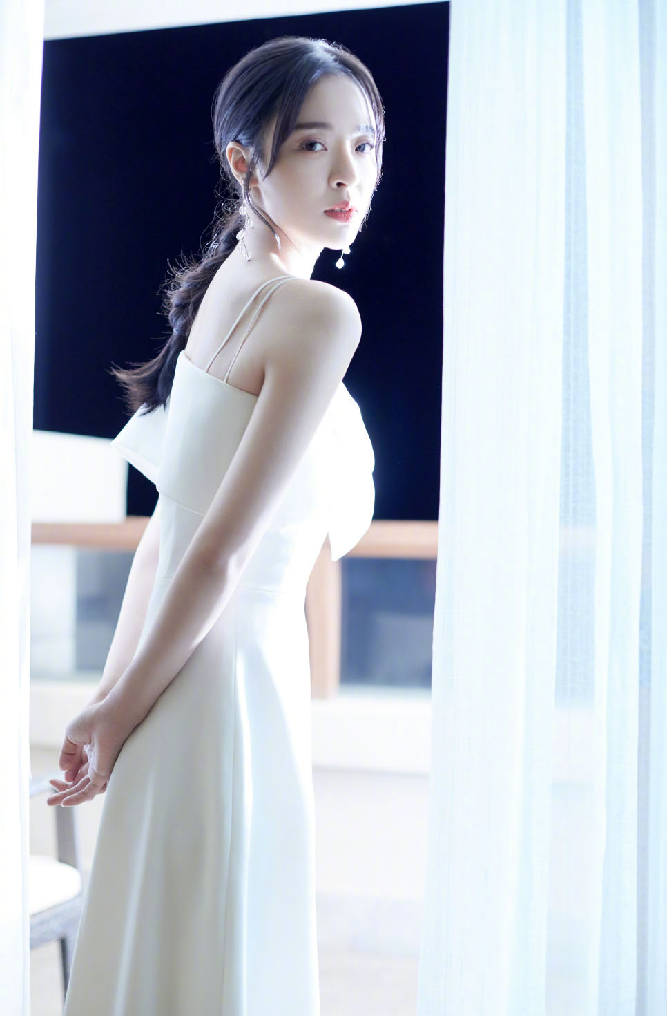 李莎旻子白色吊带裙性感写真图片27