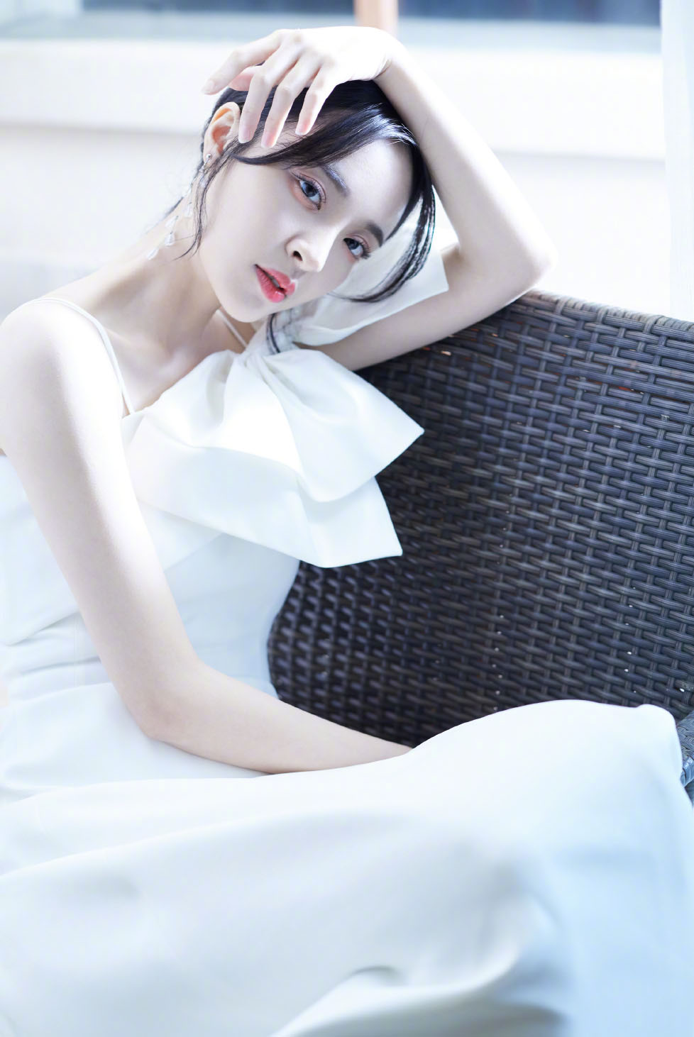 李莎旻子白色吊带裙性感写真图片67