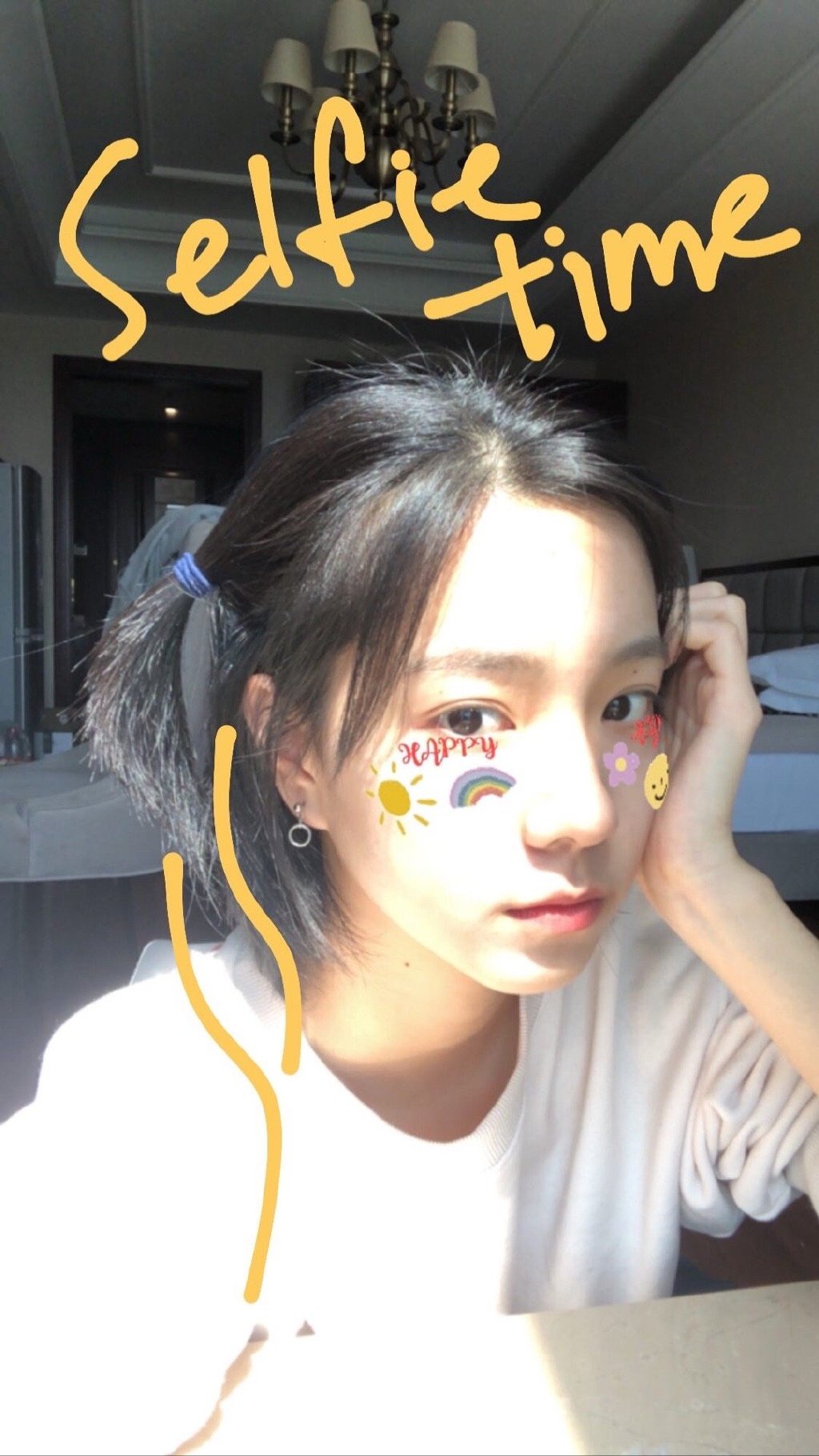 >  >  >  >  > 庄达菲俏皮自拍照图片(1/4)