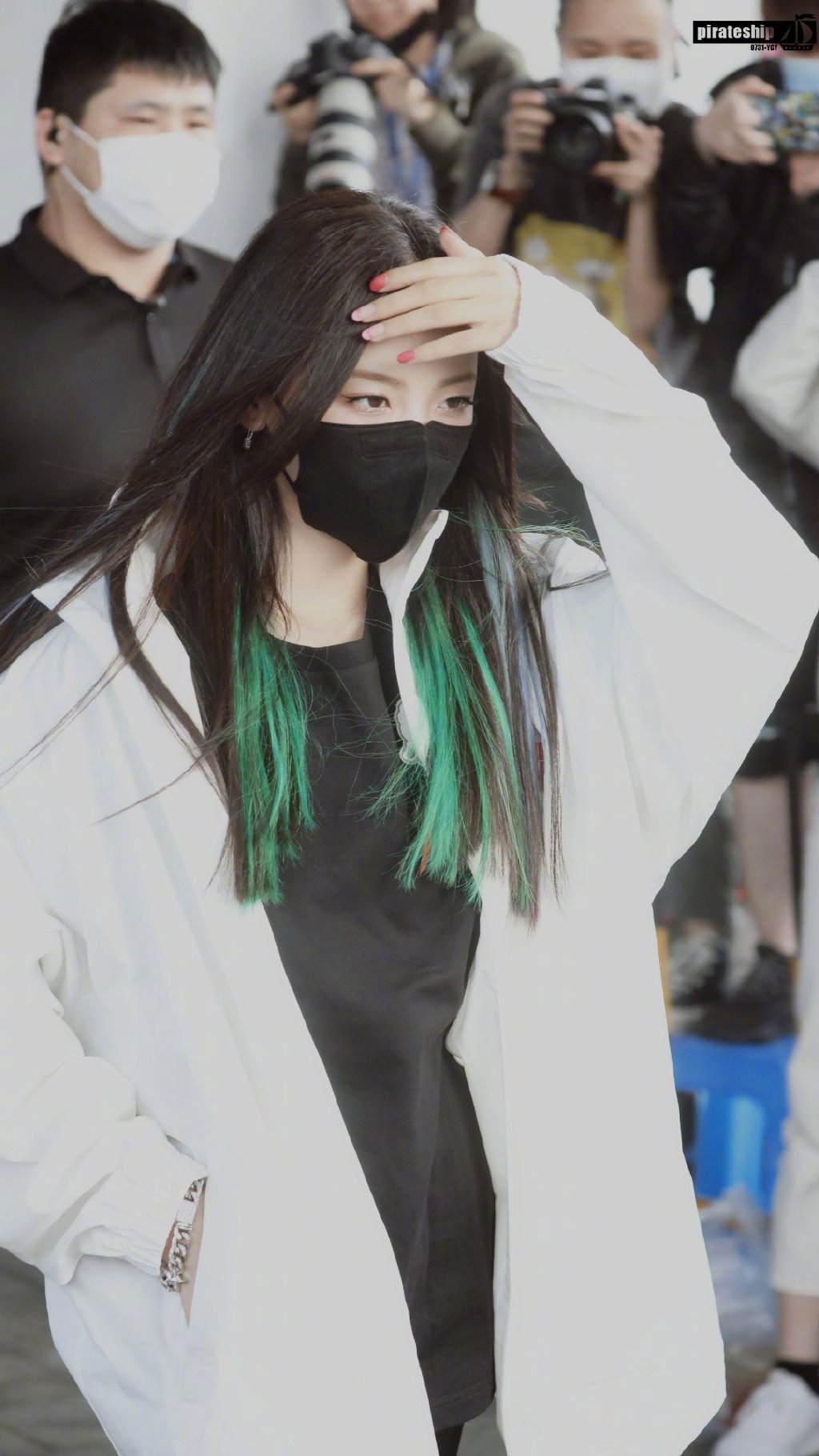 杨超越绿发双马尾街拍照图片59