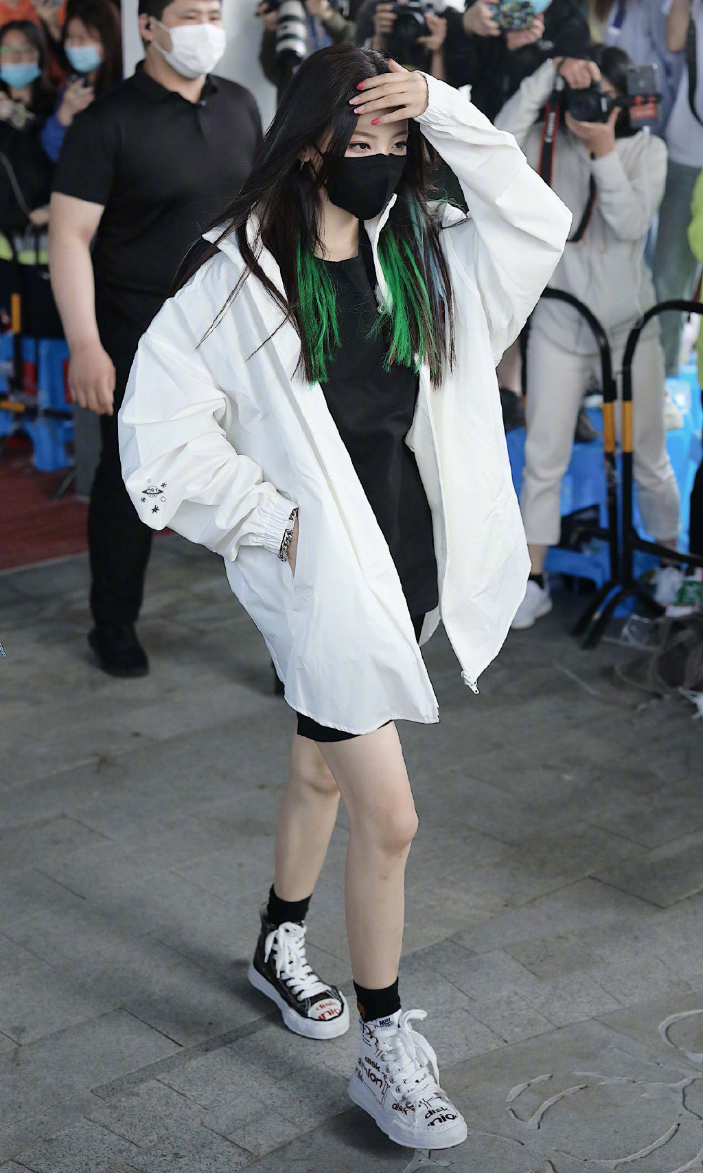 > 杨超越绿发双马尾街拍照图片(6/9)