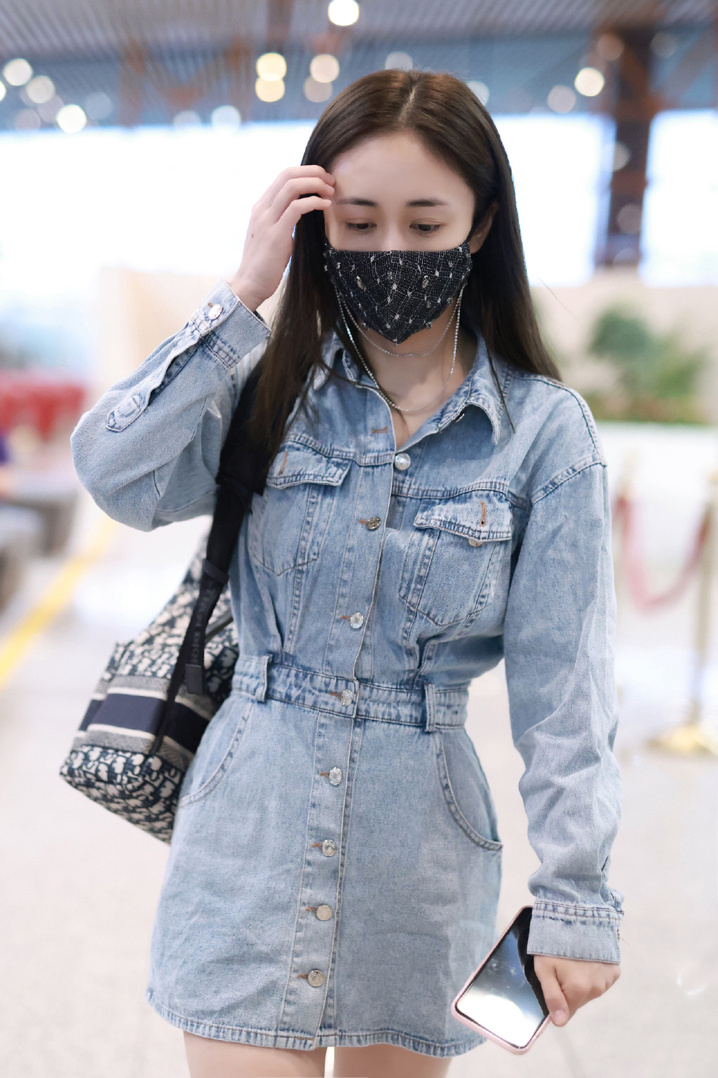 刘芸黑色铆钉口罩街拍图片68