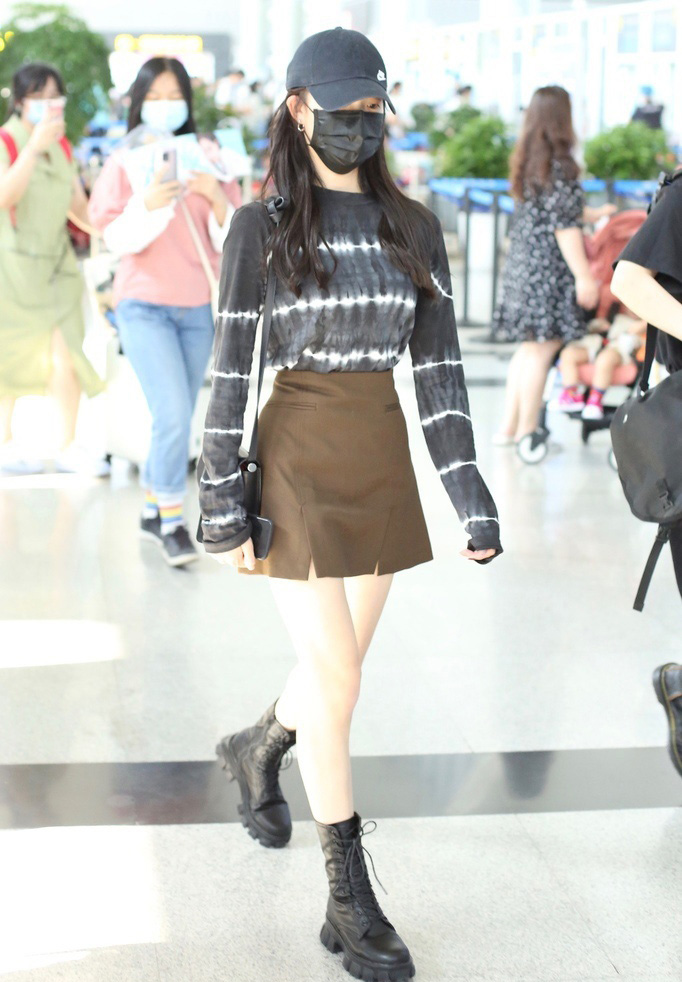 简介:李子璇扎染上衣搭短裙秀美腿时髦又美丽机场照图片,分享一组李子