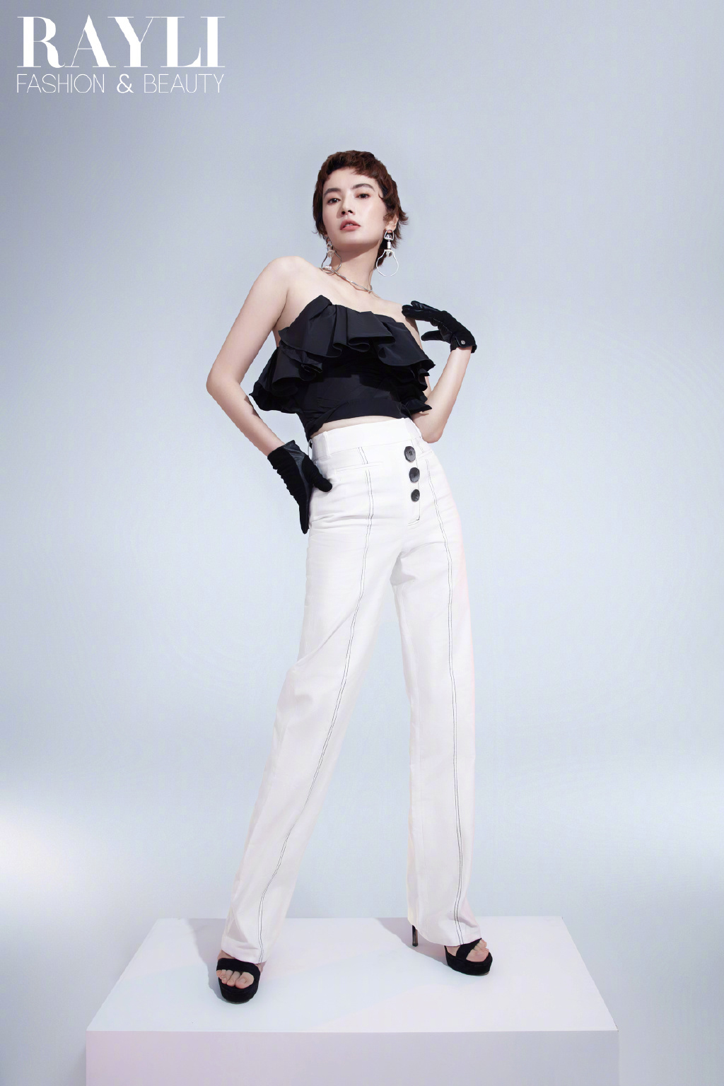 简介:李媛性感优雅写真图片,分享一组李媛图片给大家,图中的明星图片