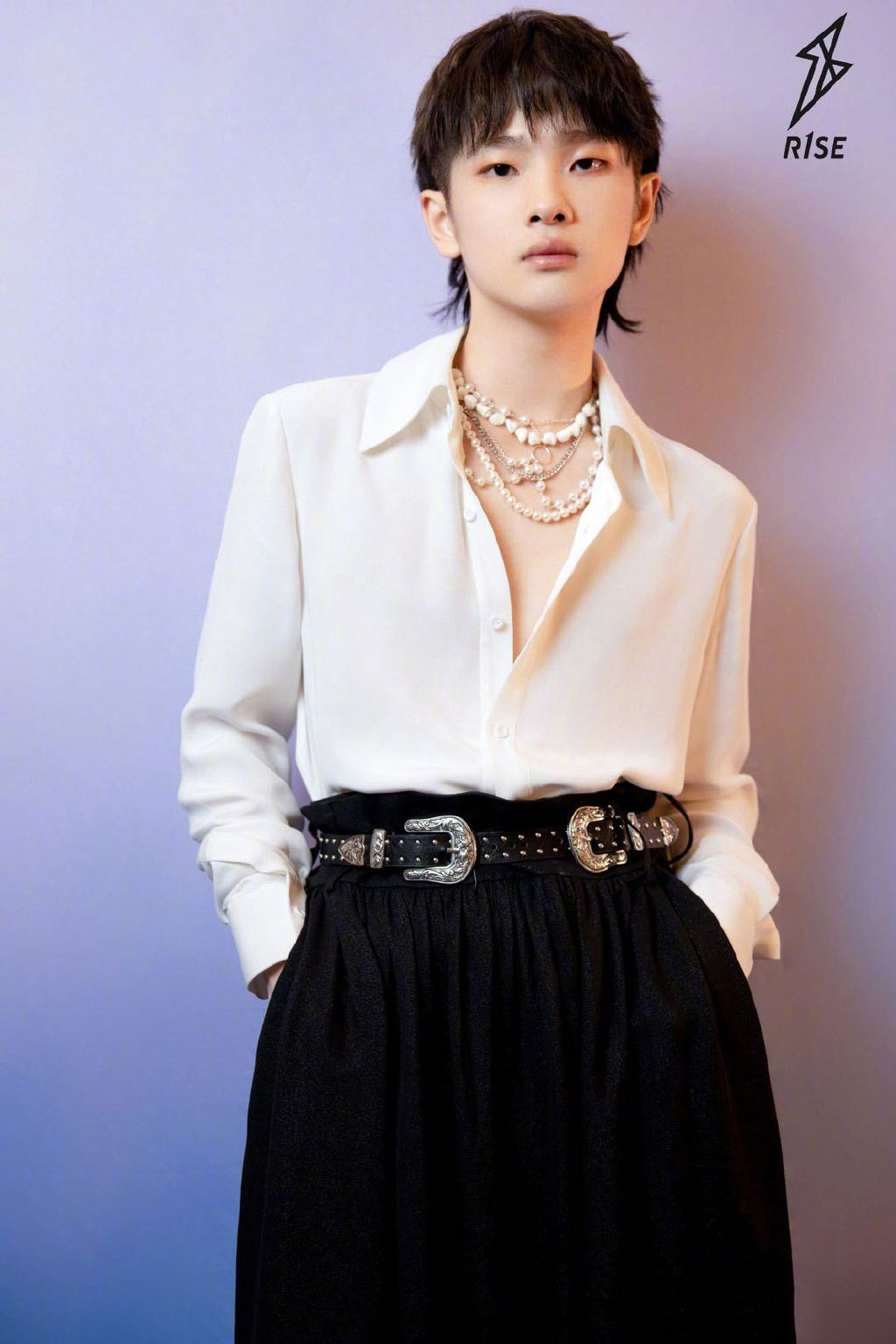 简介:周震南白色衬衫魅力写真图片,分享一组周震南图