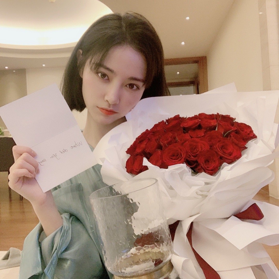 许佳琪生日开心庆祝甜美可爱自拍图片88