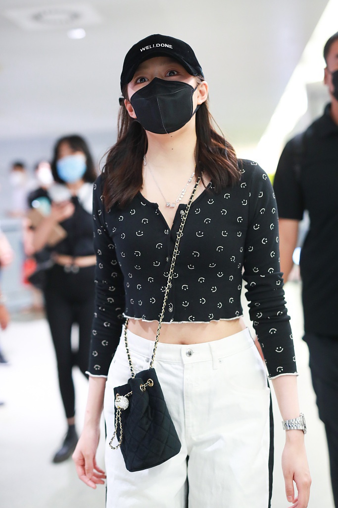 > 关晓彤黑衣漏蛮腰水桶小包时髦精致机场照图片(5/5)