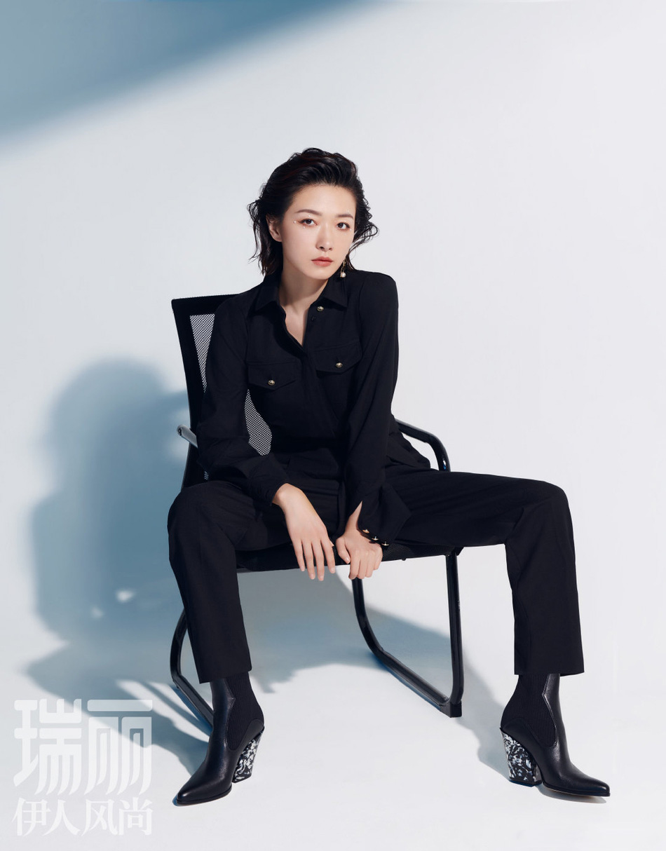 万茜超酷侧颜杀酷黑套装珍珠眼妆写真图片19