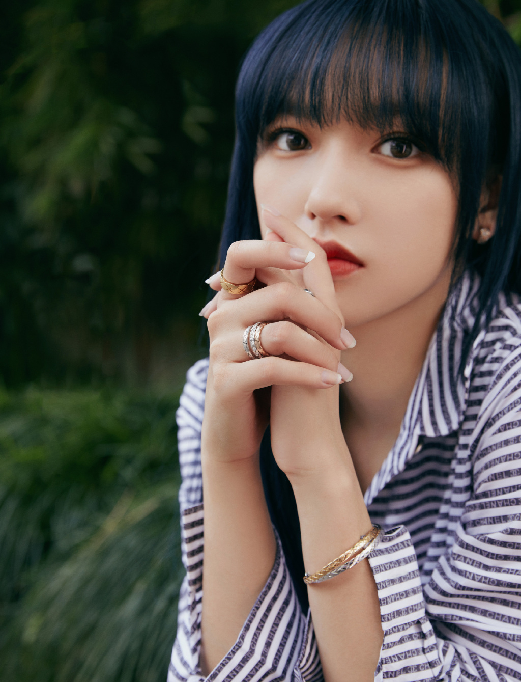 简介:程潇纹格衬衫时尚写真图片,分享一组程潇图片给大家,图中的明星