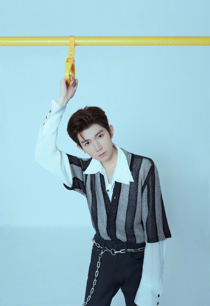 简介:tfboys优雅复古帅气高清写真图片,分享一组tfboys图片给大家,图