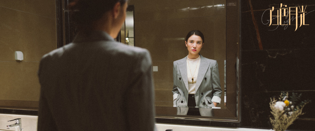 简介:宋佳《白色月光》剧照图片,分享一组宋佳图片给大家,图中的明星