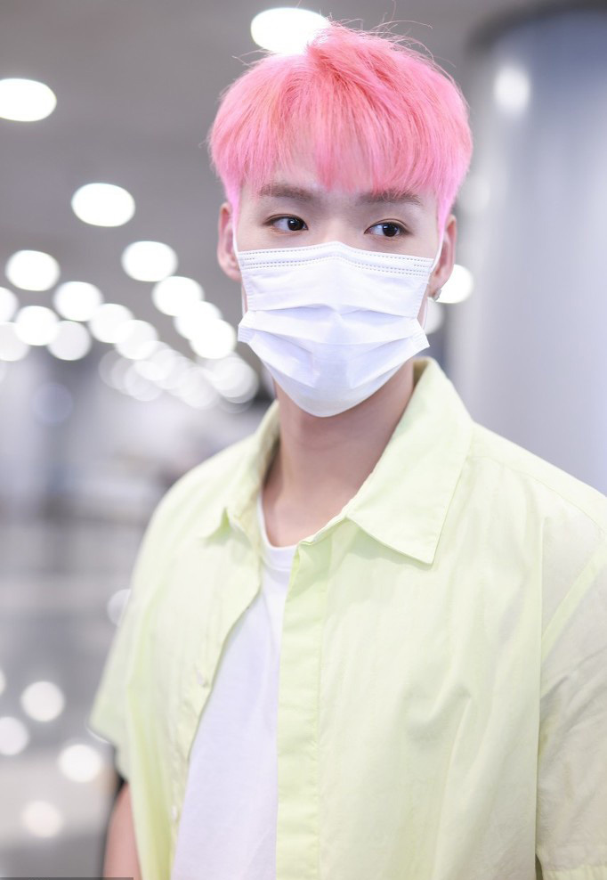 董又霖荧光粉短发水清新随性机场照图片24