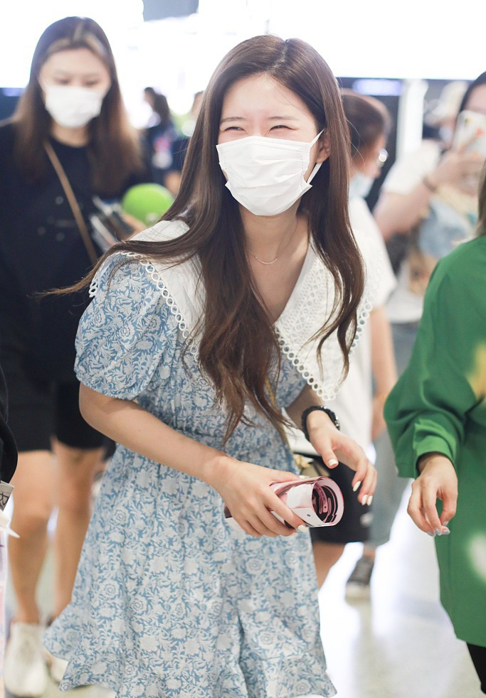 小仙女赵露思素颜桔梗裙清新雅致机场照图片16