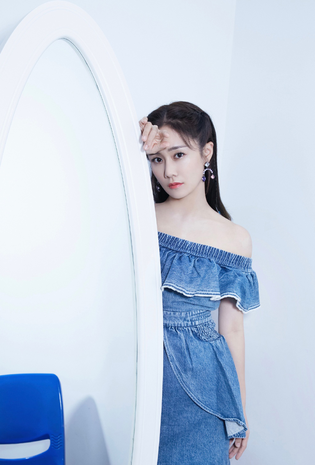 刘芸露肩牛仔裙性感写真图片16