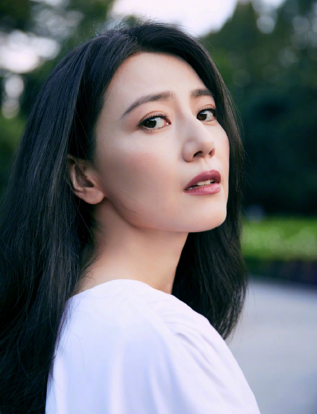 高圆圆白衣黑裙优雅花园写真图片19