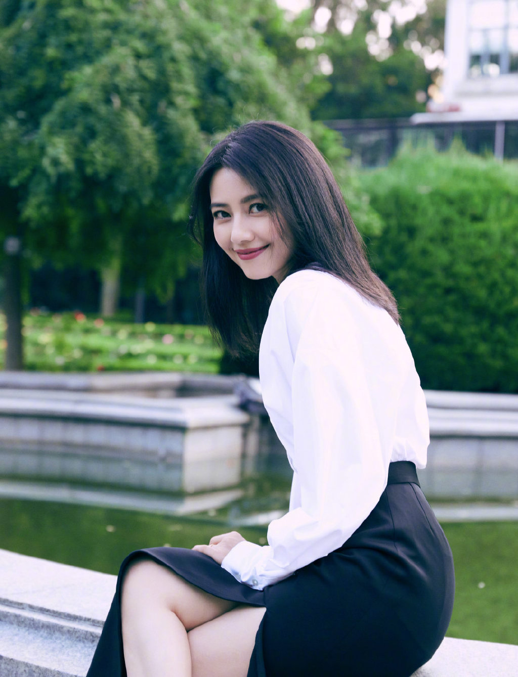 简介:高圆圆白衣黑裙优雅花园写真图片,分享一组高圆圆图片给大家,图