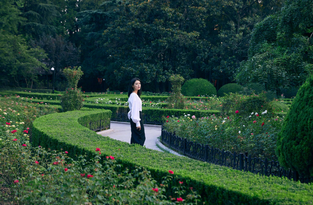 高圆圆白衣黑裙优雅花园写真图片89