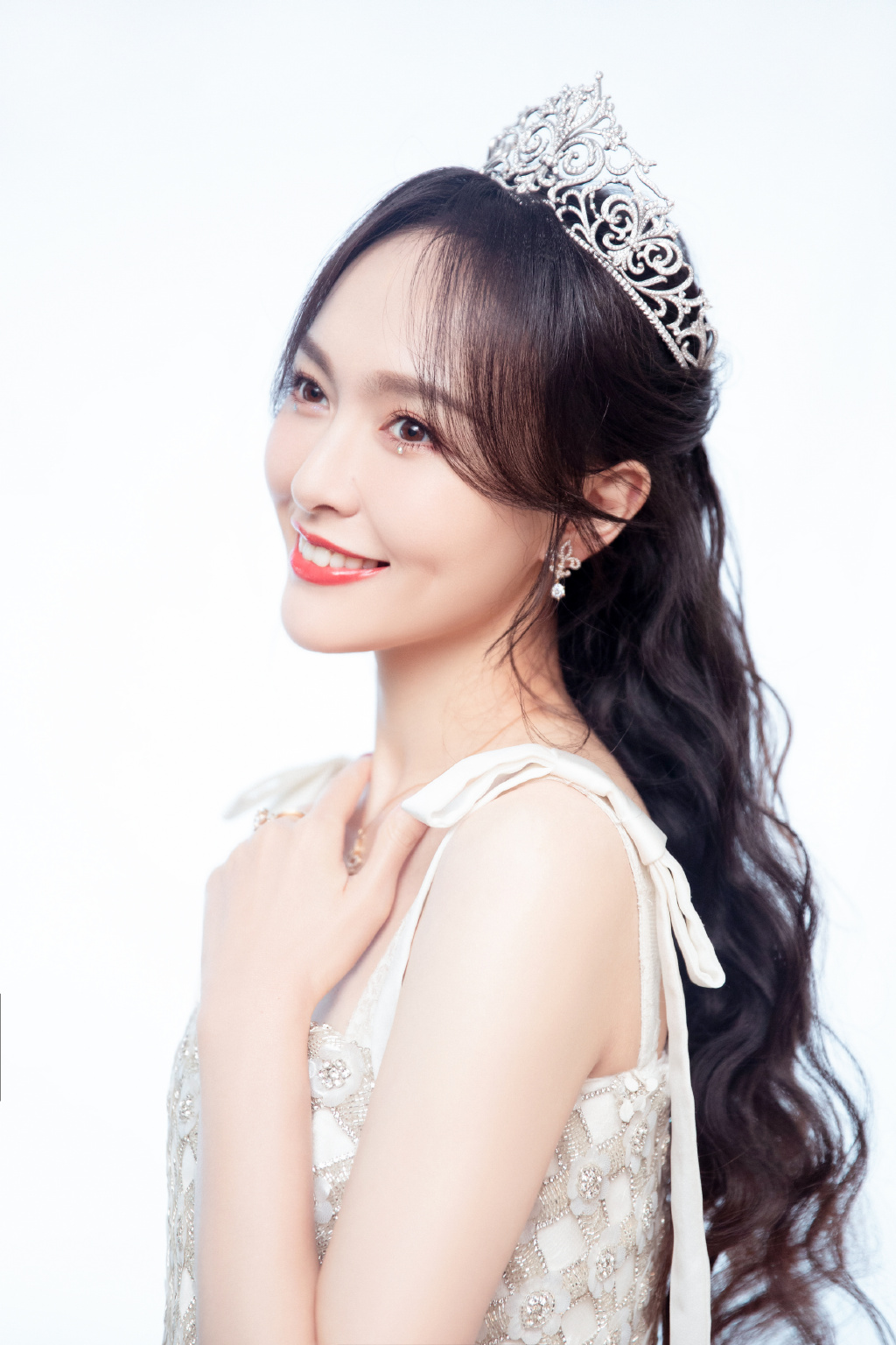 唐嫣白裙皇冠仙气写真图片17