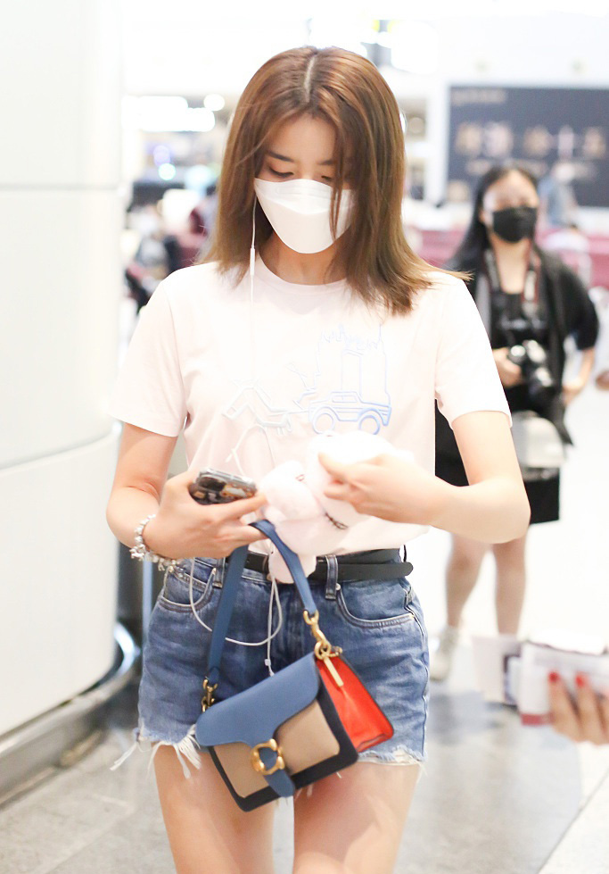 金子涵白t牛仔热裤尽显魅力机场图片44