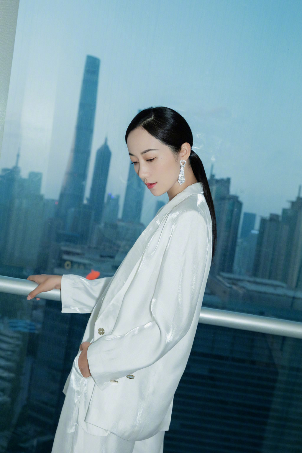 韩雪白色套装干练写真图片510