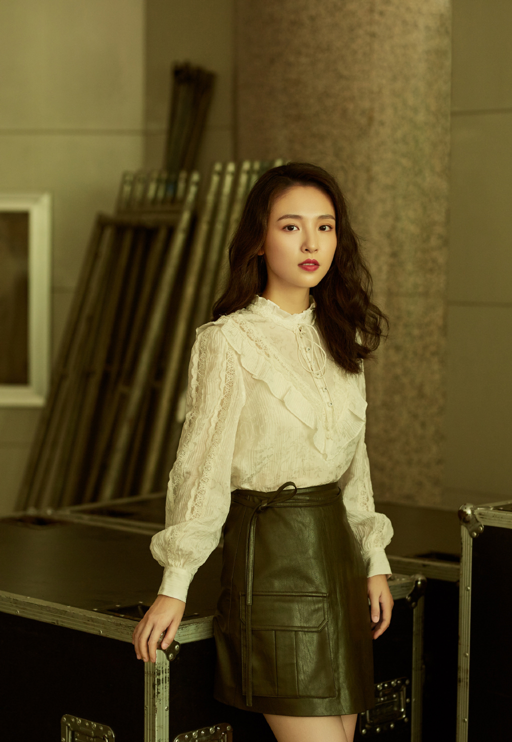 吴倩复古优雅卷发写真图片18