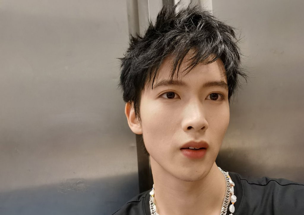 陈宥维帅气黑t魅力自拍图片23