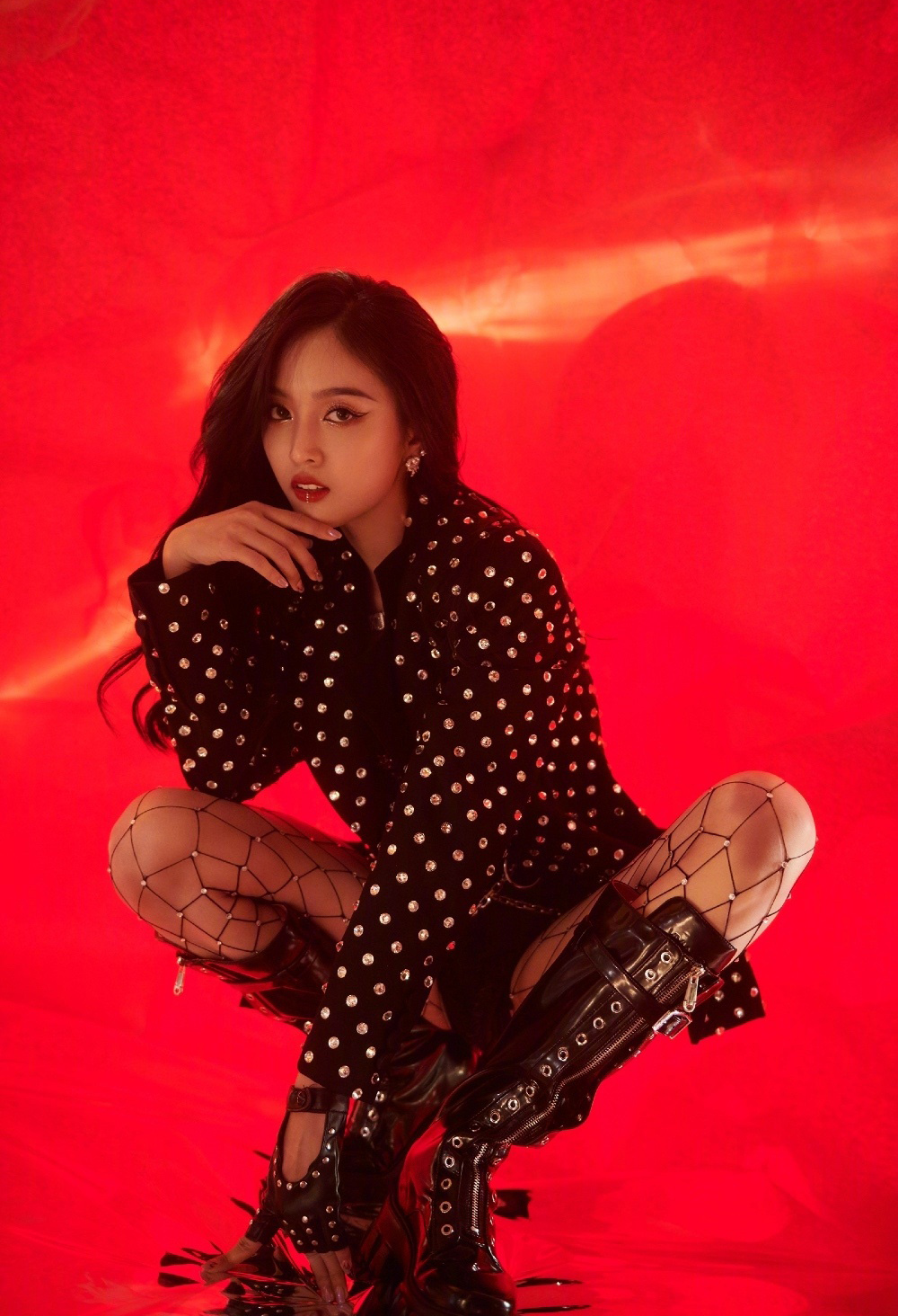 简介:吴宣仪网袜皮靴酷美写真图片,分享一组吴宣仪图片给大家,图中的