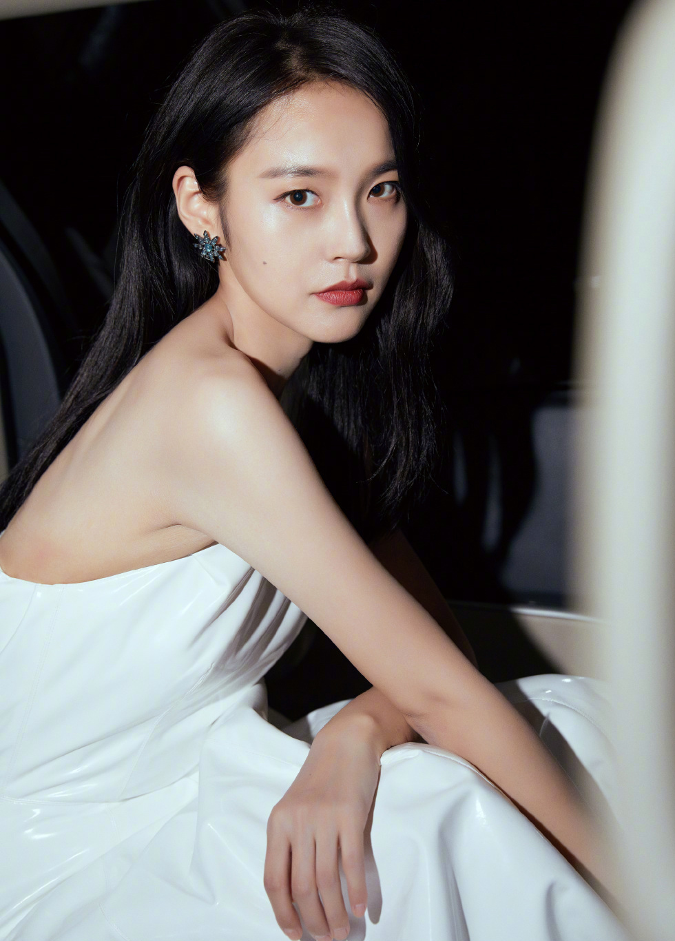 张佳宁斜肩白裙性感写真图片16