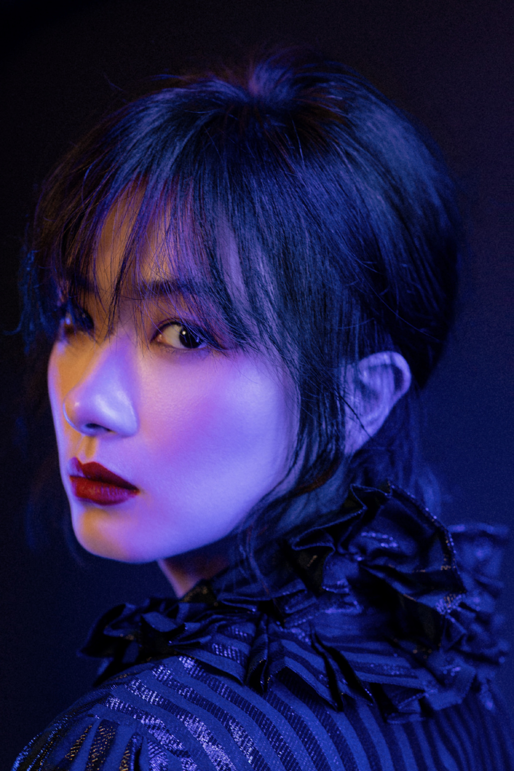 万茜蓝色光影酷飒写真图片15