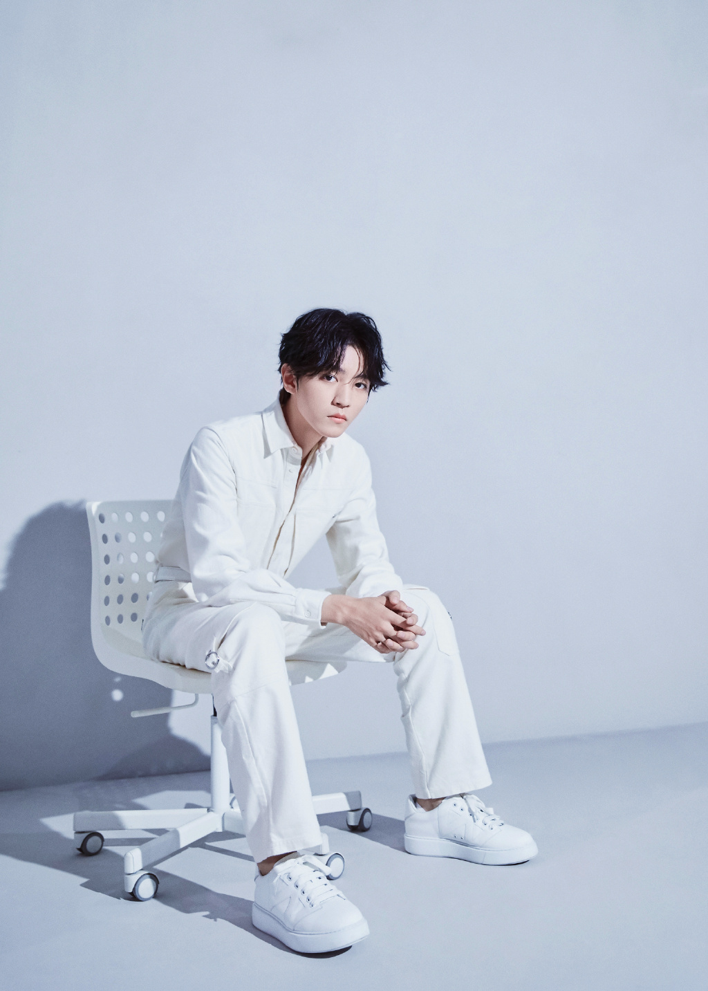 王俊凯白色工装帅气写真图片66