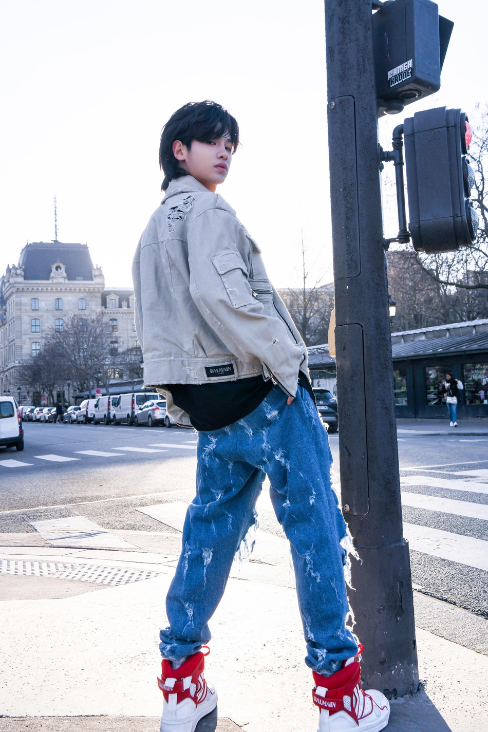 黄明昊巴黎活力街拍时尚写真图片15