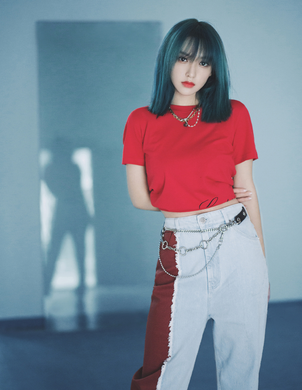 程潇红色短t时尚性感写真33