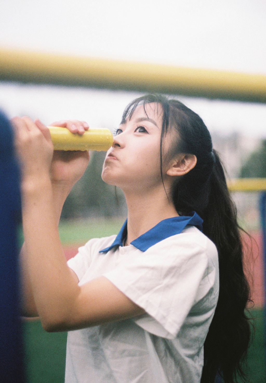 田曦薇校服甜美操场写真图片1119