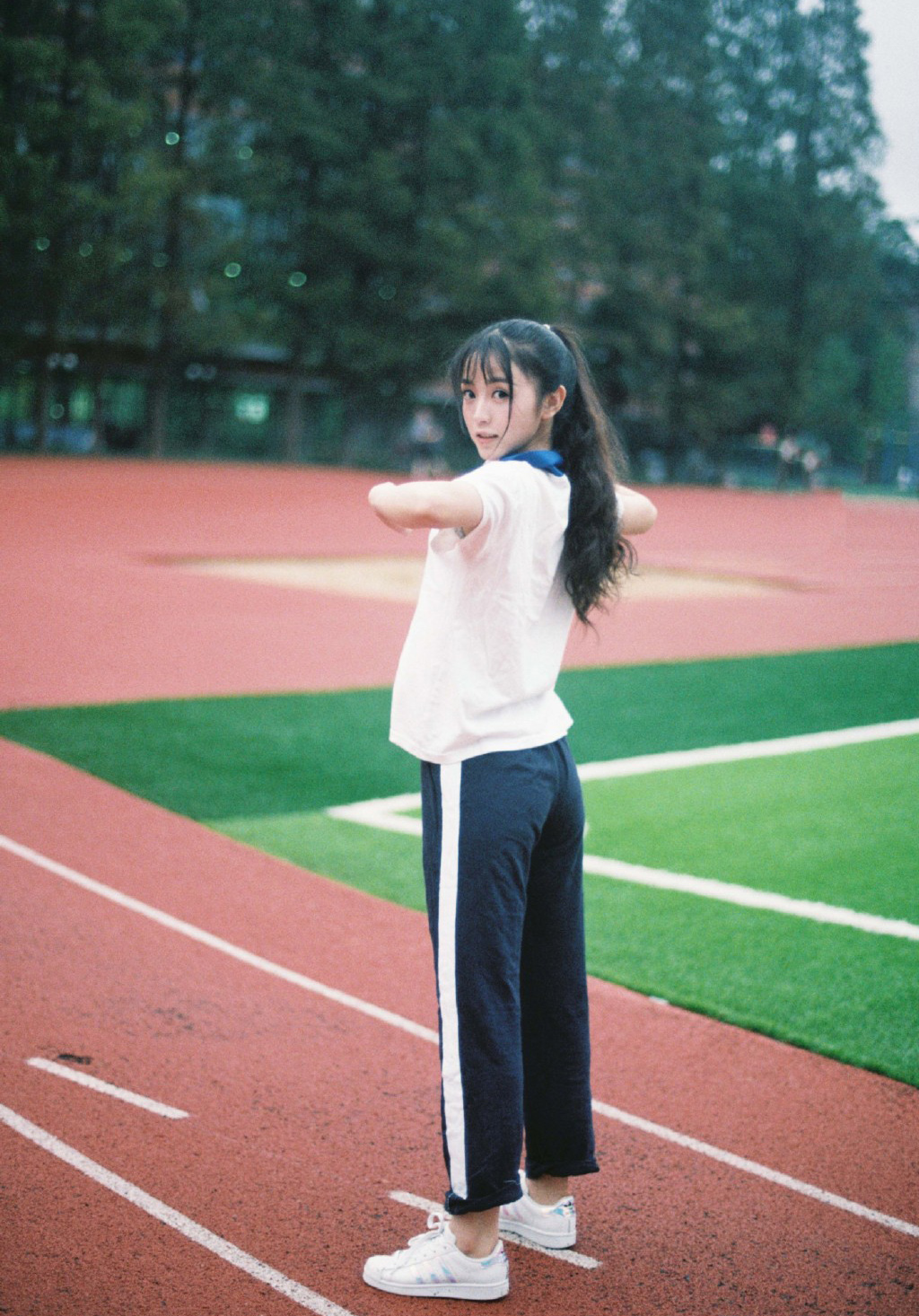 田曦薇校服甜美操场写真图片519