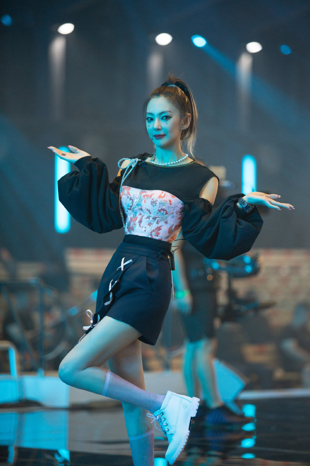 张雨绮优雅酷黑舞台照图片24