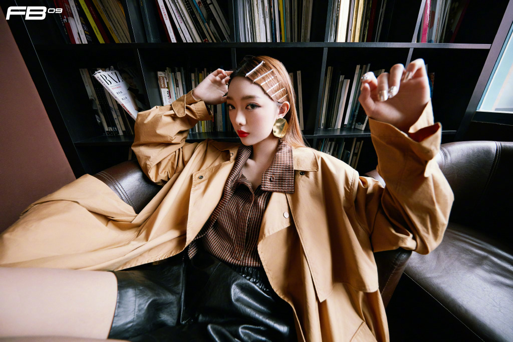 分享一组李紫婷图片给大家,图中的明星图片壁纸会点缀你的电脑桌面