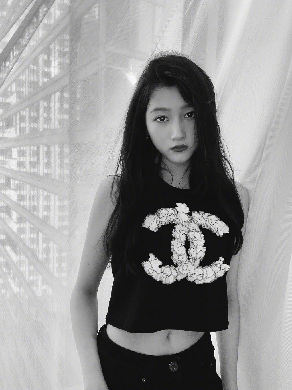 关晓彤黑白养眼自拍照图片44
