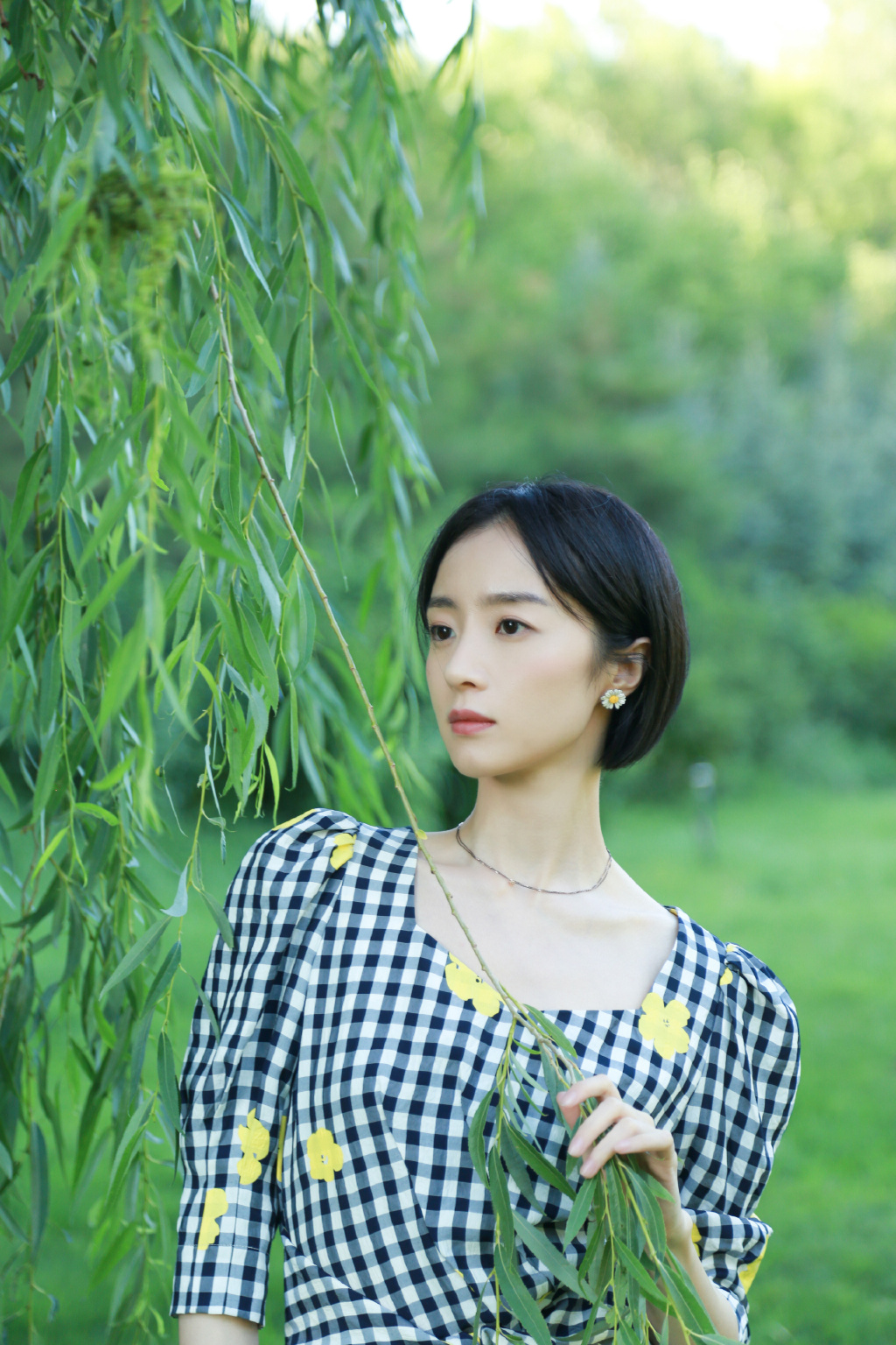 简介:胡冰卿格纹裙养眼写真图片,分享一组胡冰卿图片给大家,图中的