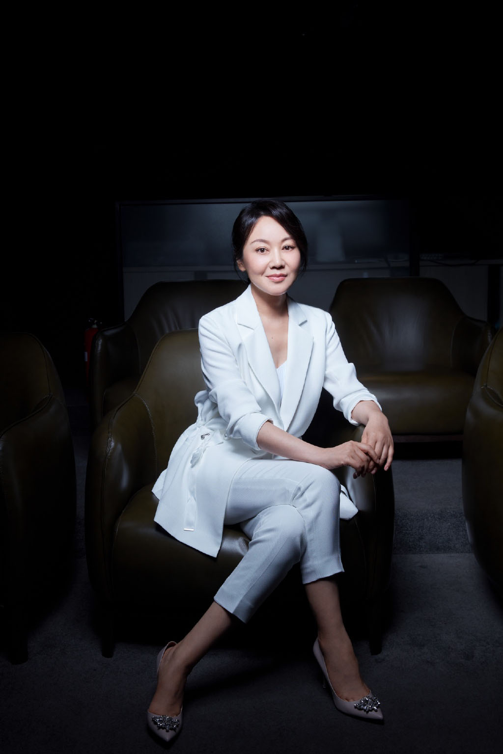 闫妮白色丝带西装写真图片16