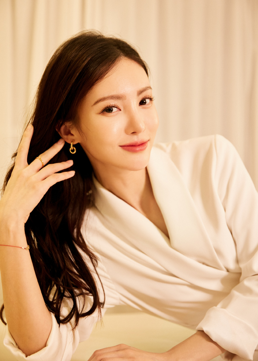 > 金晨优雅性感白裙写真图片(5/6)