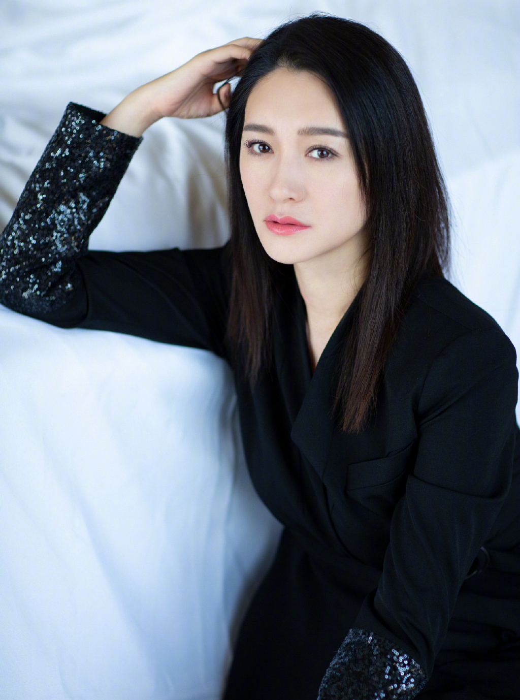 李小冉优雅黑色连衣裙性感图片88