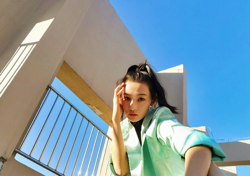 分享一组李若宁图片给大家,图中的明星图片壁纸会点缀你的电脑桌面