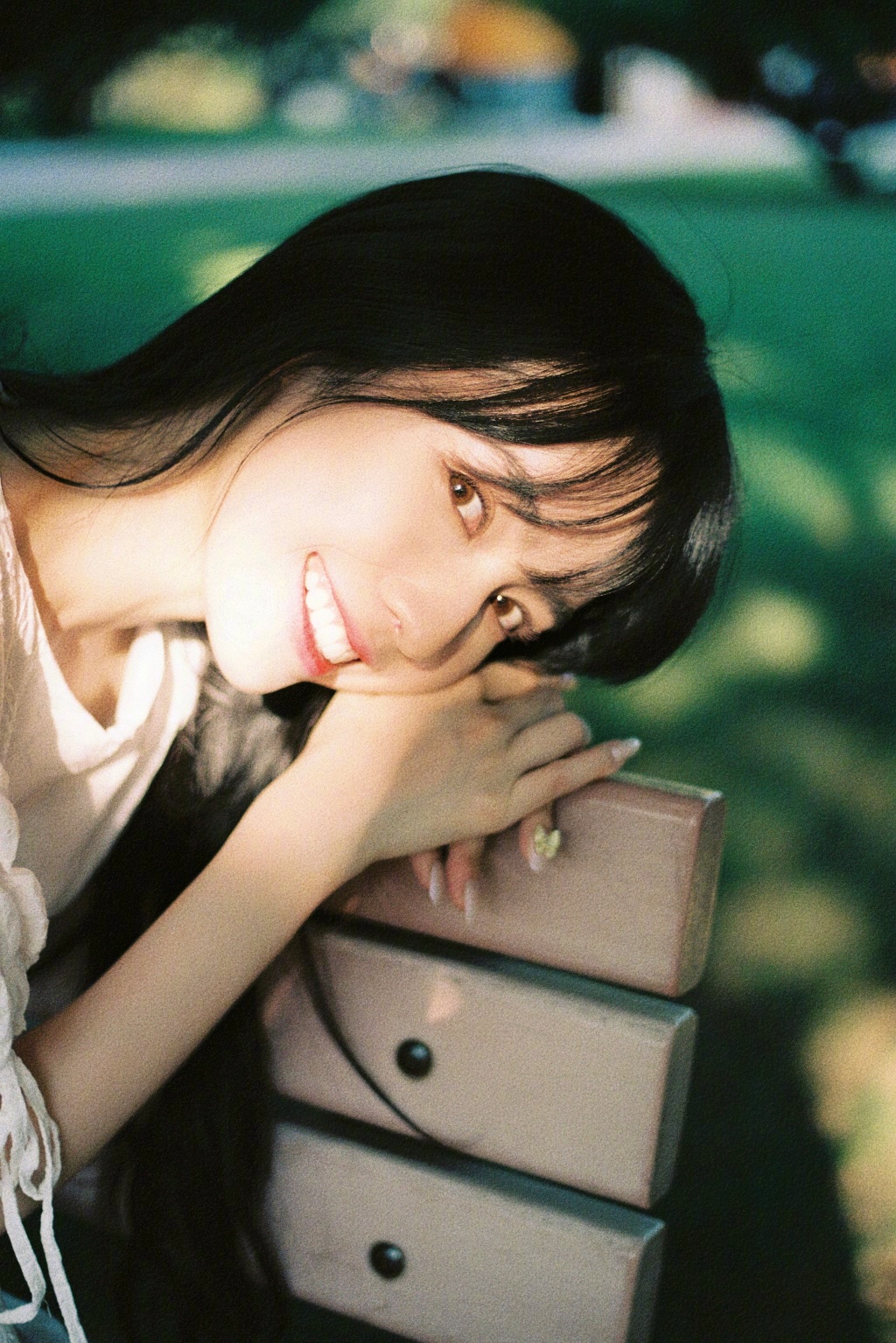 > 刘一曈俏丽户外写真图片(2/9)