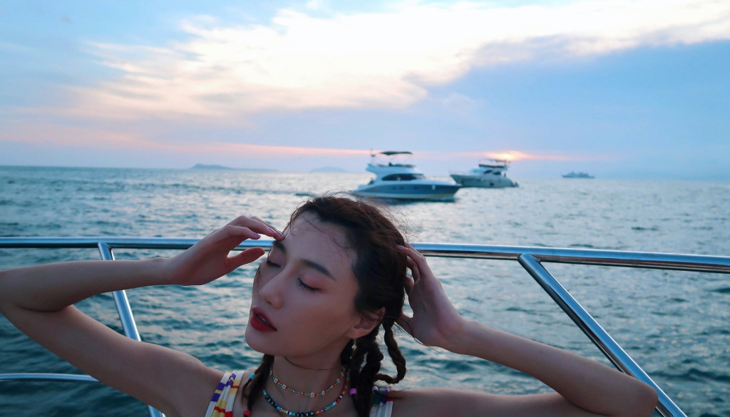 分享一组李斯羽图片给大家,图中的明星图片壁纸会点缀你的电脑桌面