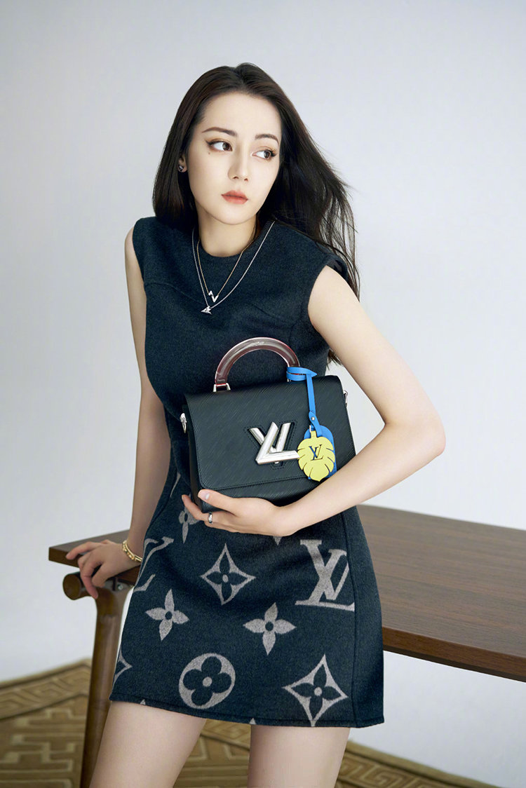 迪丽热巴lv手袋大片写真图片22